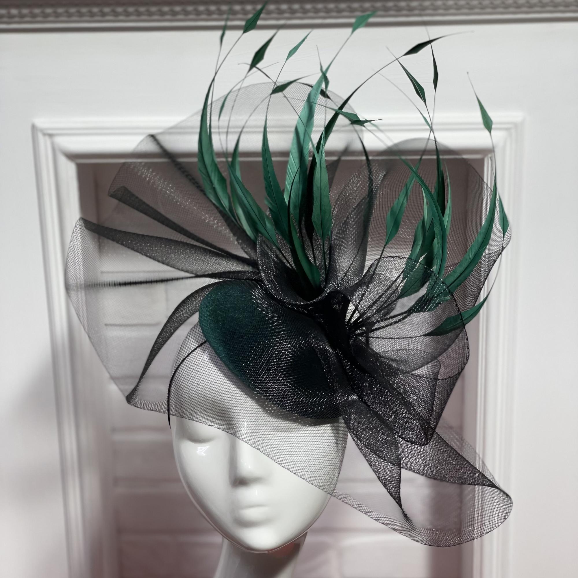 Черно-зеленая вечерняя шляпка таблетка с перьями купить в питере, купить шляпку для скачек ыв москве, дизайнерские шляпки Анна Андриенко Спб