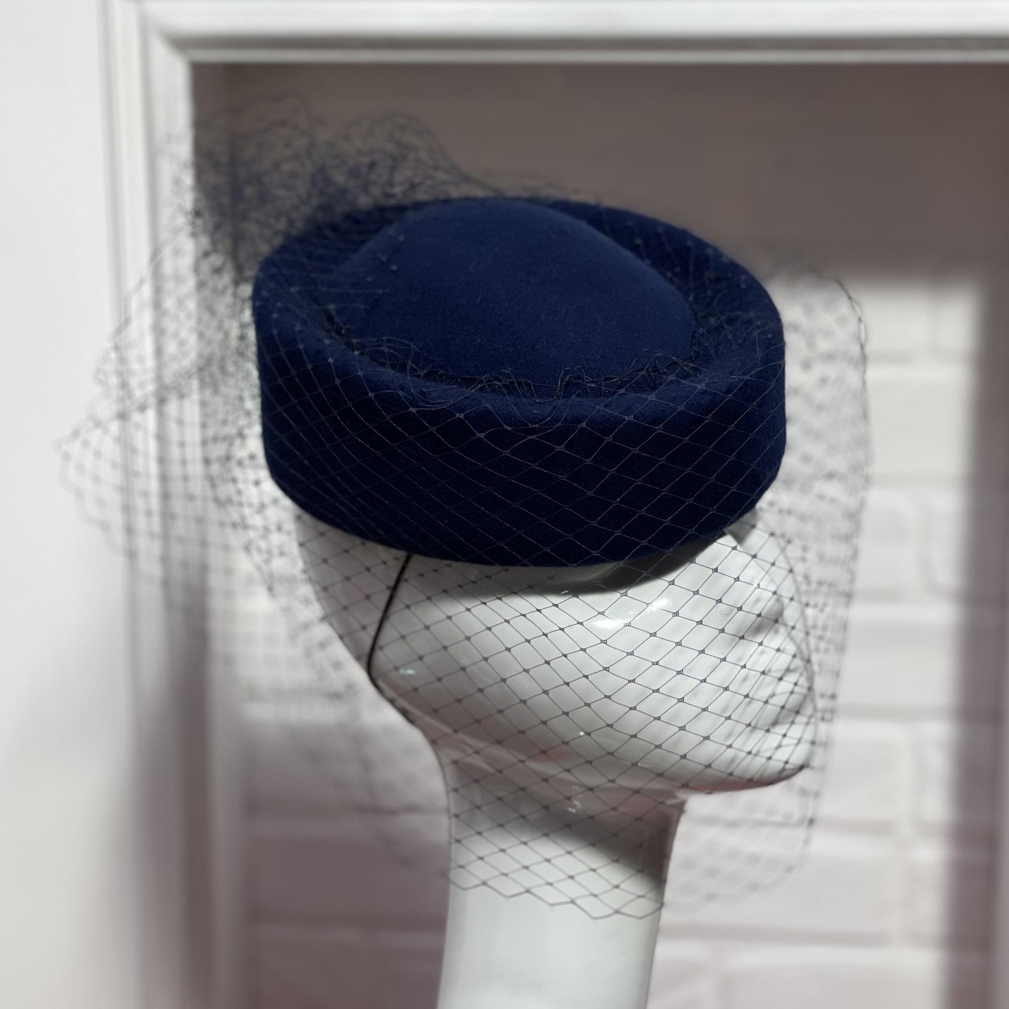 купить синюю шляпку таблетку из фетра с вуалью, маленькая фиолетовая женская шляпка, дизайнерская шляпка, Анна Андриенко