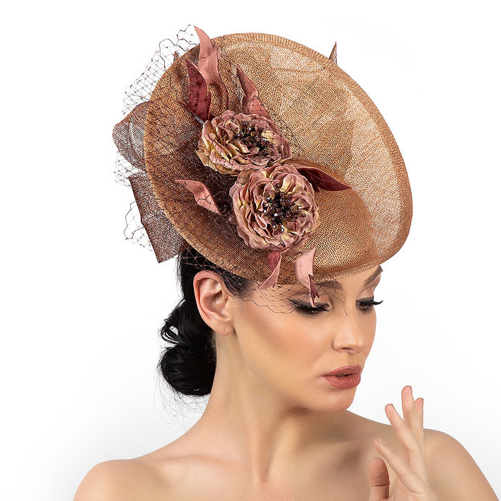Дизайнерская бежевая шляпка для скачек , шляпа из синамей с цветами, дизайнерские шляпы Анна Андриенко
