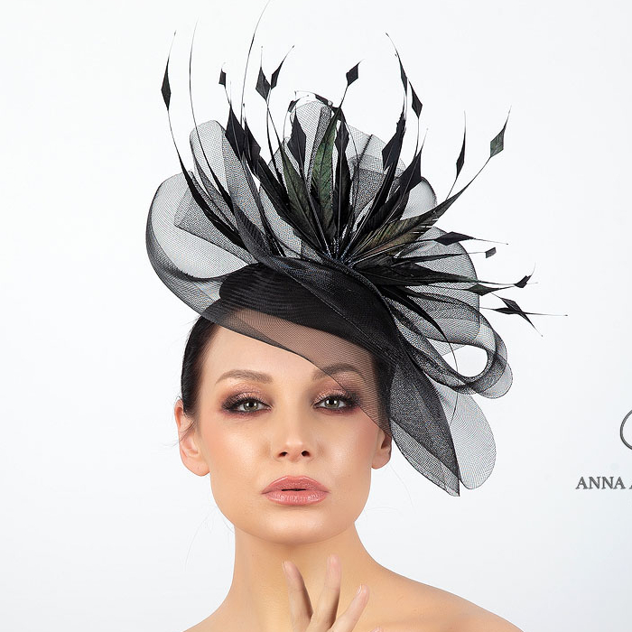 черная вечерняя шляпка таблетка с перьями купить в питере, купить шляпку для скачек в москве, дизайнерские шляпки Анна Андриенко Спб