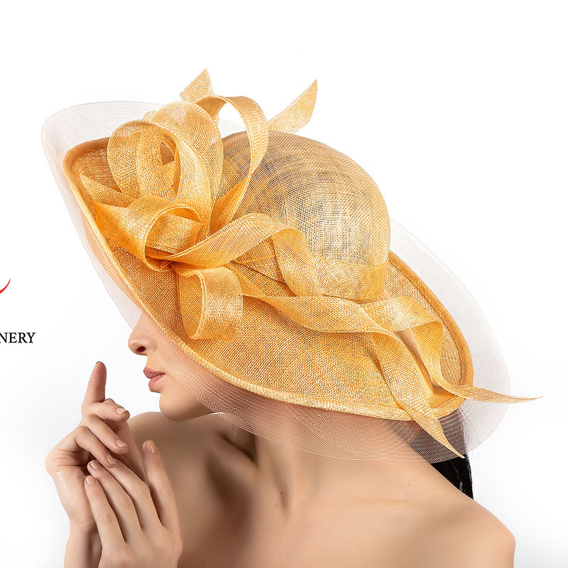 Бежевая асимметричная шляпа для праздников, купить шляпку для свадьбы в Питере, купить шляпку для скачек, Дизайнерские шляпки Анна Андриенко Спб