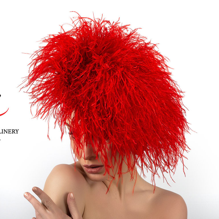 красная  шляпа для скачек, шляпа из перьев страуса, шляпа от дизайнера Анна Андриенко, шляпа для фотосессии, необычная шляпа, красивая бкрасная шляпа, купить шляпу в Питере, купить шляпу в Москве