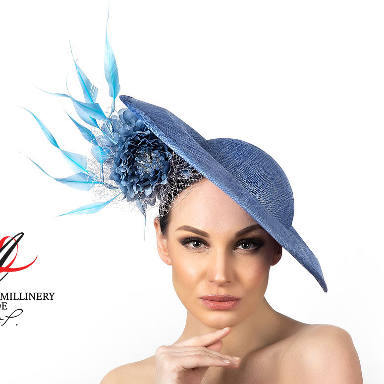 голубая дизайнерская шляпка для скачек с цветком , широкополая шляпа из синамей, головные уборы Анна Андриенко