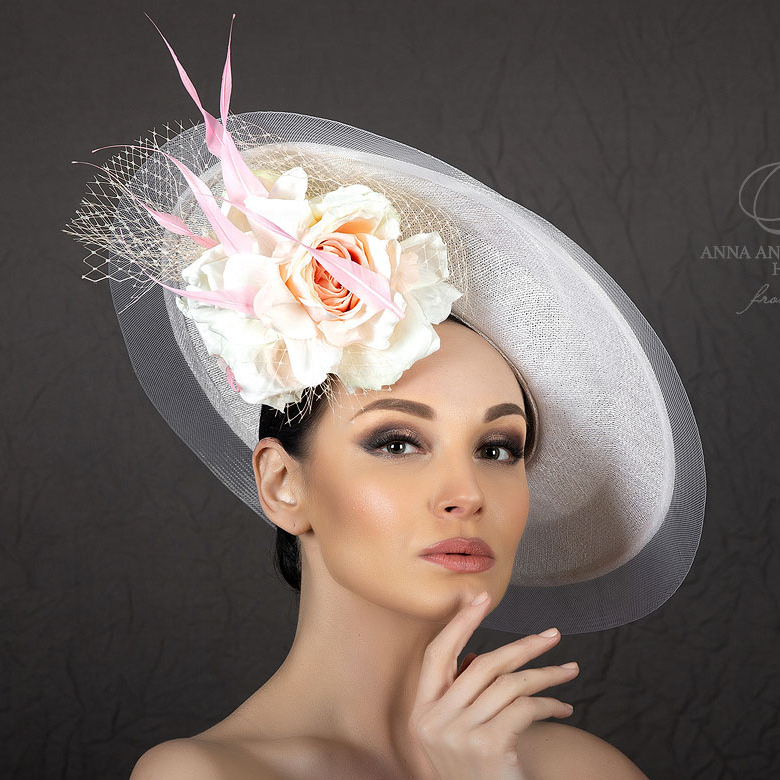 белая дизайнерская шляпка для скачек с цветком , широкополая шляпа из синамей, головные уборы Анна Андриенко
