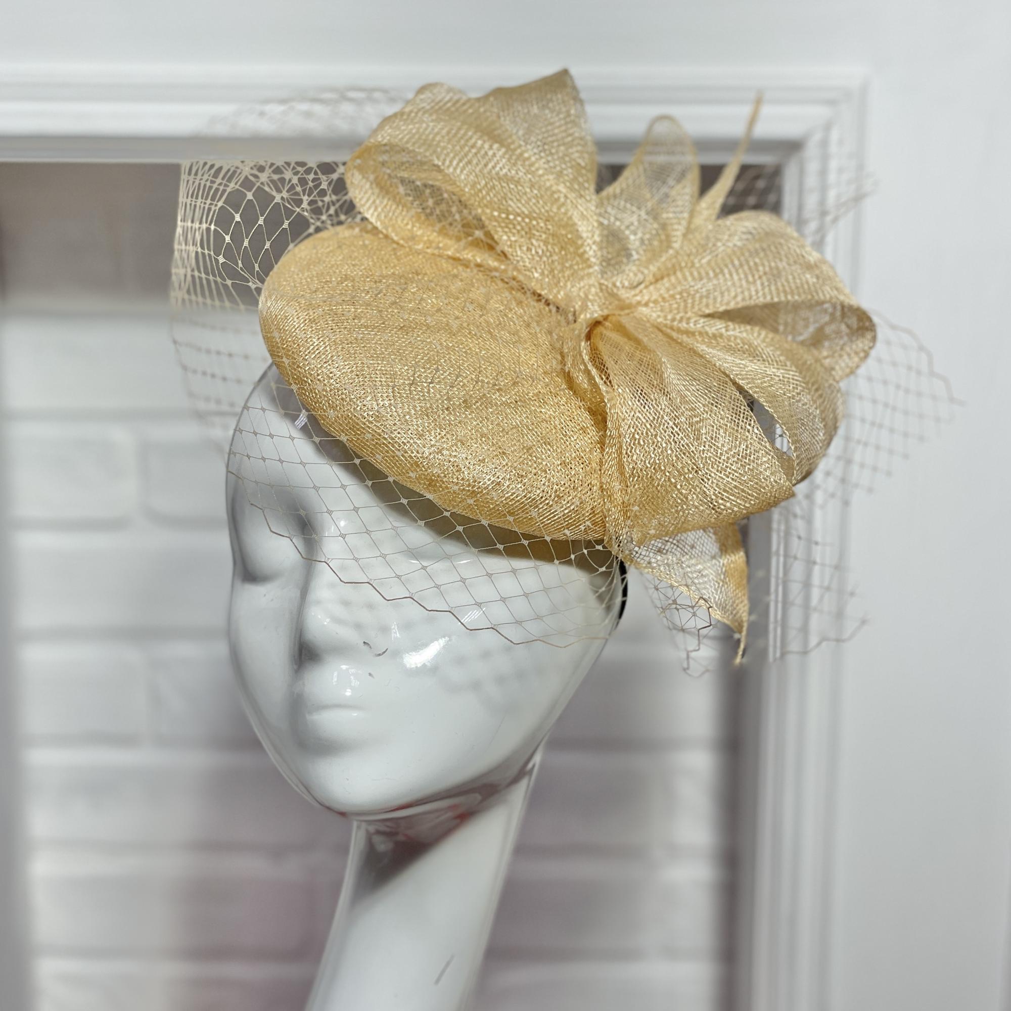 Шляпка таблетка с бантом из Синамей с вуалью, дизайнерские шляпки для скачек Анна Андриенко