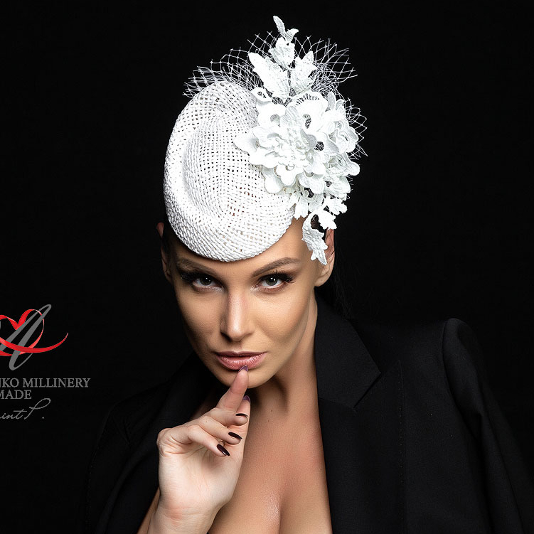 Белая свадебная шляпка таблетка с цветами, шляпки для скачек, дизайнерские головные уборы Анна Андриенко