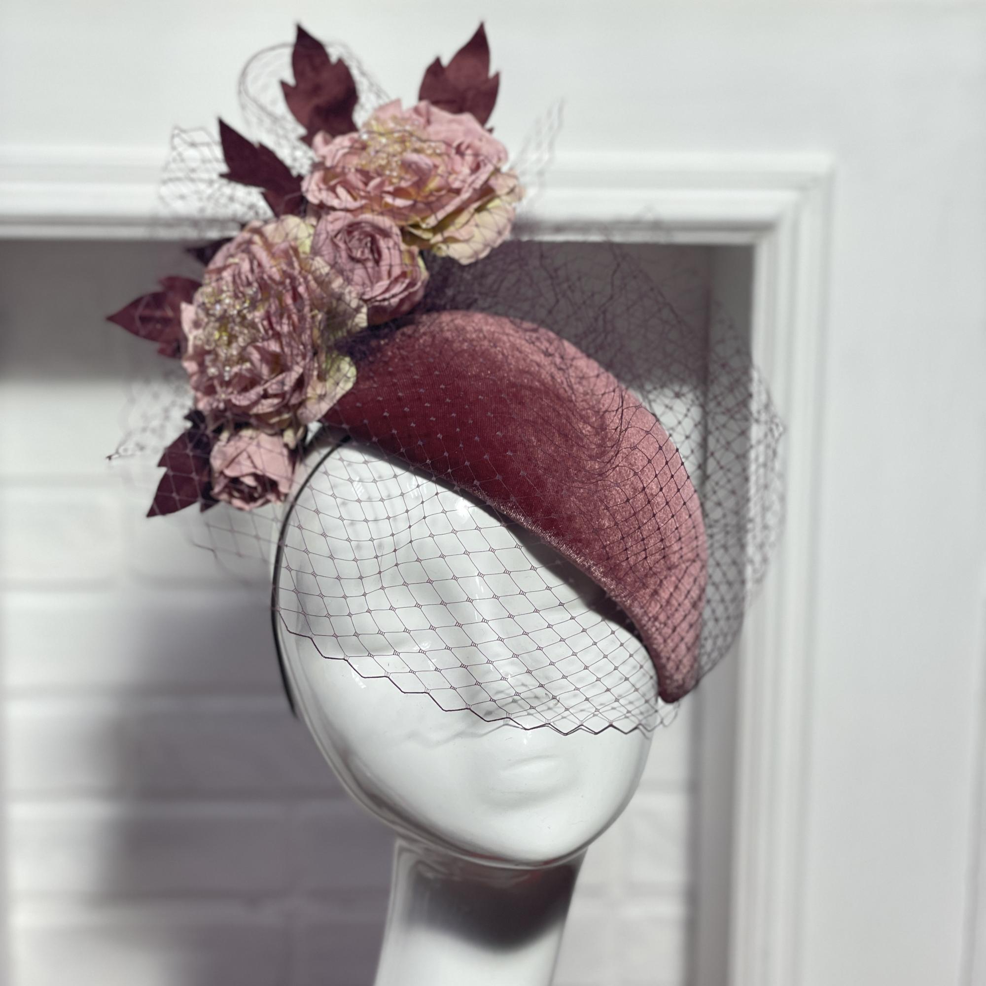 Вечерняя розовая шляпка таблетка с вуалью и цветами, шляпки для скачек Анна Андриенко