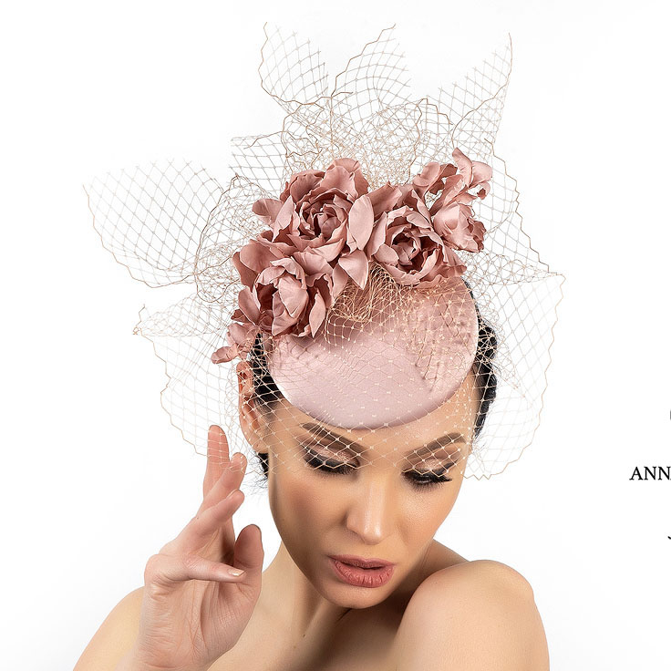 Вечерняя Шляпка таблетка с вуалью и цветами, купить шляпки для скачек в Москве, дизайнерские головные уборы Анна Андриенко Спб