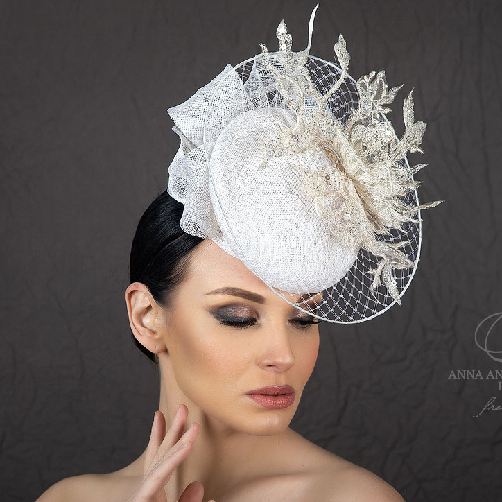 Вечерняя шляпка вуалетка с объемными цветами белое золото купить в Москве, шляпки для скачек москва, купить дизайнерский головной убор Анна Андриенко СПБ