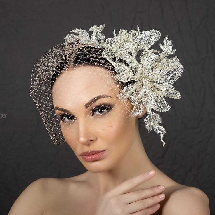 Вечерняя вуалетка с объемными цветами белое золото купить в Москве, шляпки для скачек москва, купить дизайнерский головной убор Анна Андриенко СПБ