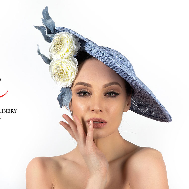 голубая дизайнерская шляпка для скачек с цветком , широкополая шляпа из синамей, головные уборы Анна Андриенко