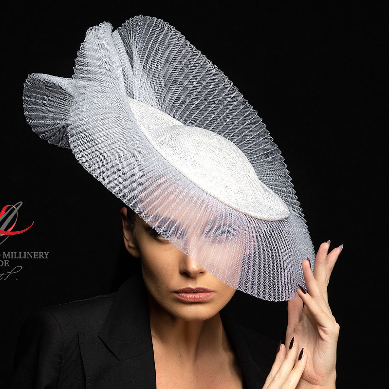 шляпка для скачек, вечерние шляпки купить +в москве, белая свадебная шляпка с цветами, свадебные шляпки +для невесты, купить белую шляпку +с вуалью, шляпки вечерние спб,  шляпки женские купить +в москве дизайнерские, красивые шляпки Анна Андриенко,