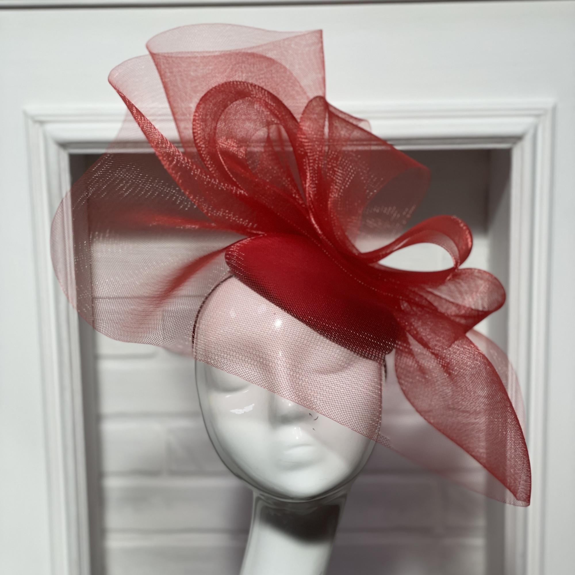 Вечерняя женская красная шляпка для скачек, купить шляпки в Москве, Анна Андриенко дизайнерские головные уборы СПб