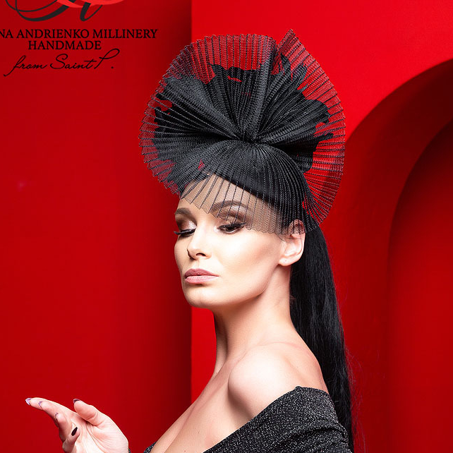 Вечерняя черная женская шляпка с перьями для скачек и торжеств, купить шляпку в Москве, Дизайнерские головные уборы СПб Анна Андриенко