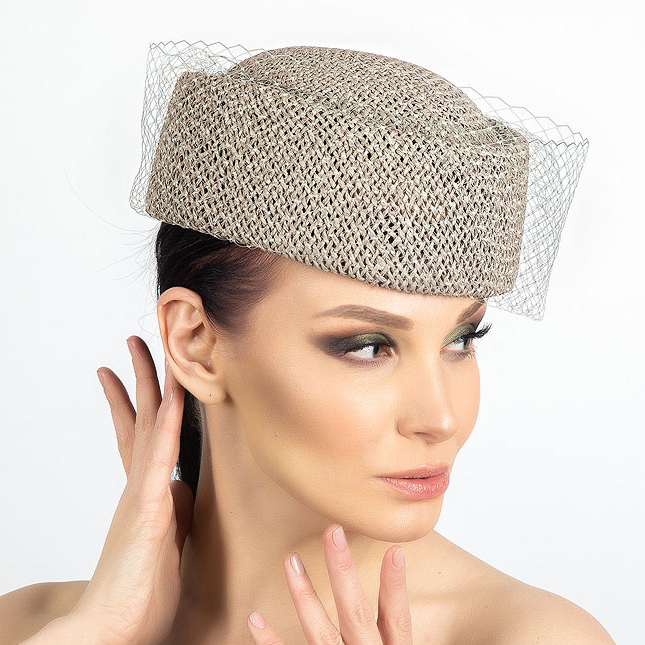 Летняя Шляпка таблетка из тойо  с вуалью, дизайнерские шляпы Анна Андриенко