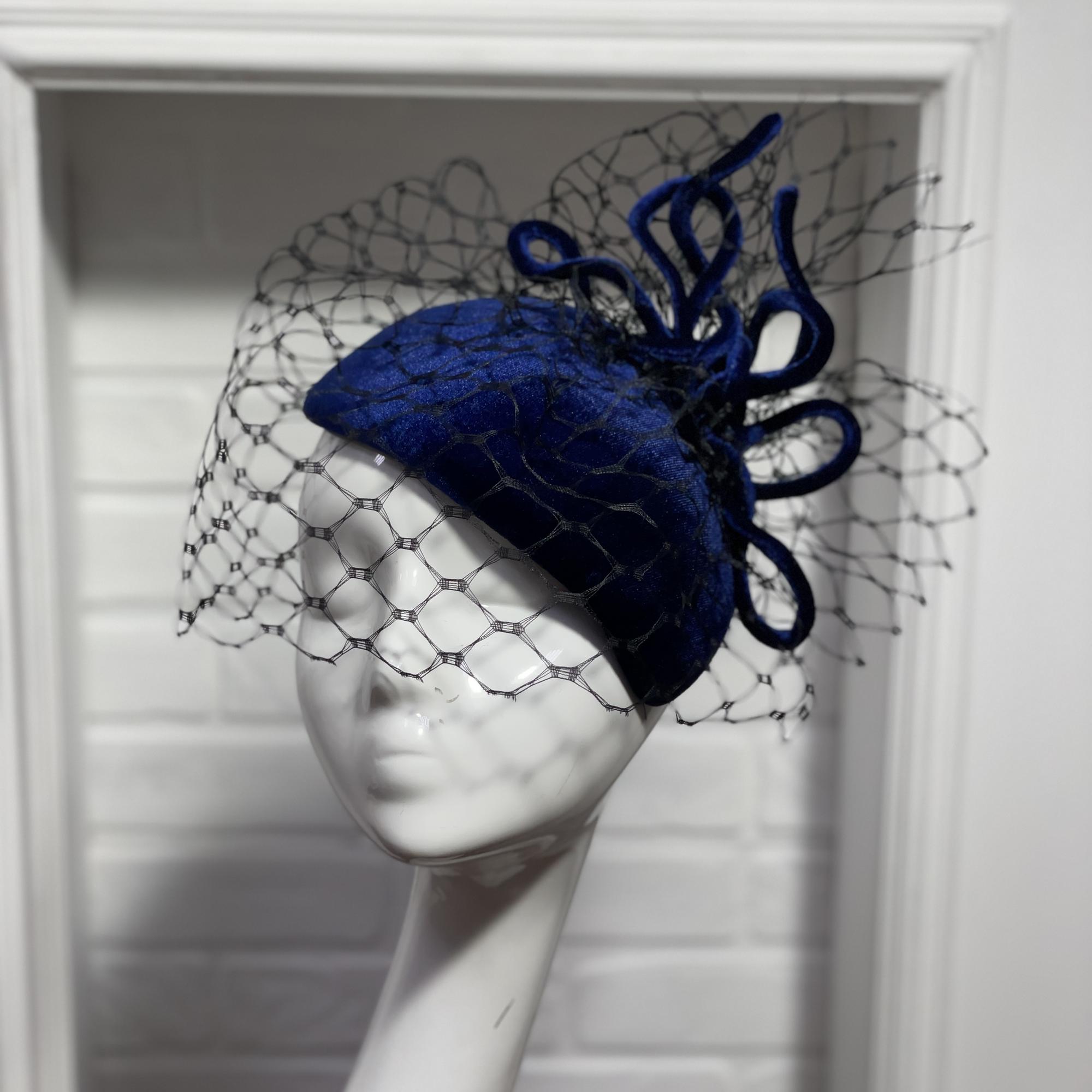 Темно-синяя вечерняя бархатная шляпка с вуалью Меган, шляпка таблетка для скачек, дизайнерский головной убор Анна Андриенко