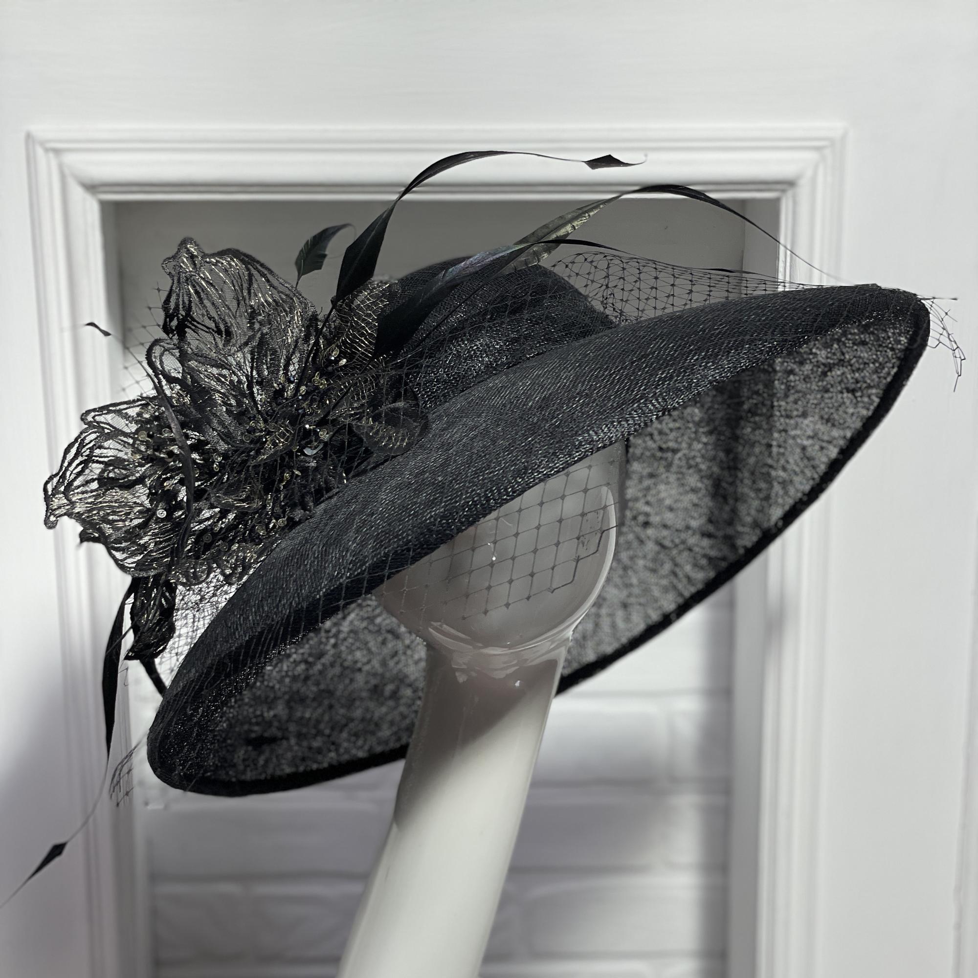 Черная широкополая шляпа из Синамей купить в Москве, шляпка для скачек купить в Питере, дизайнерские шляпы Анна Андриенко
