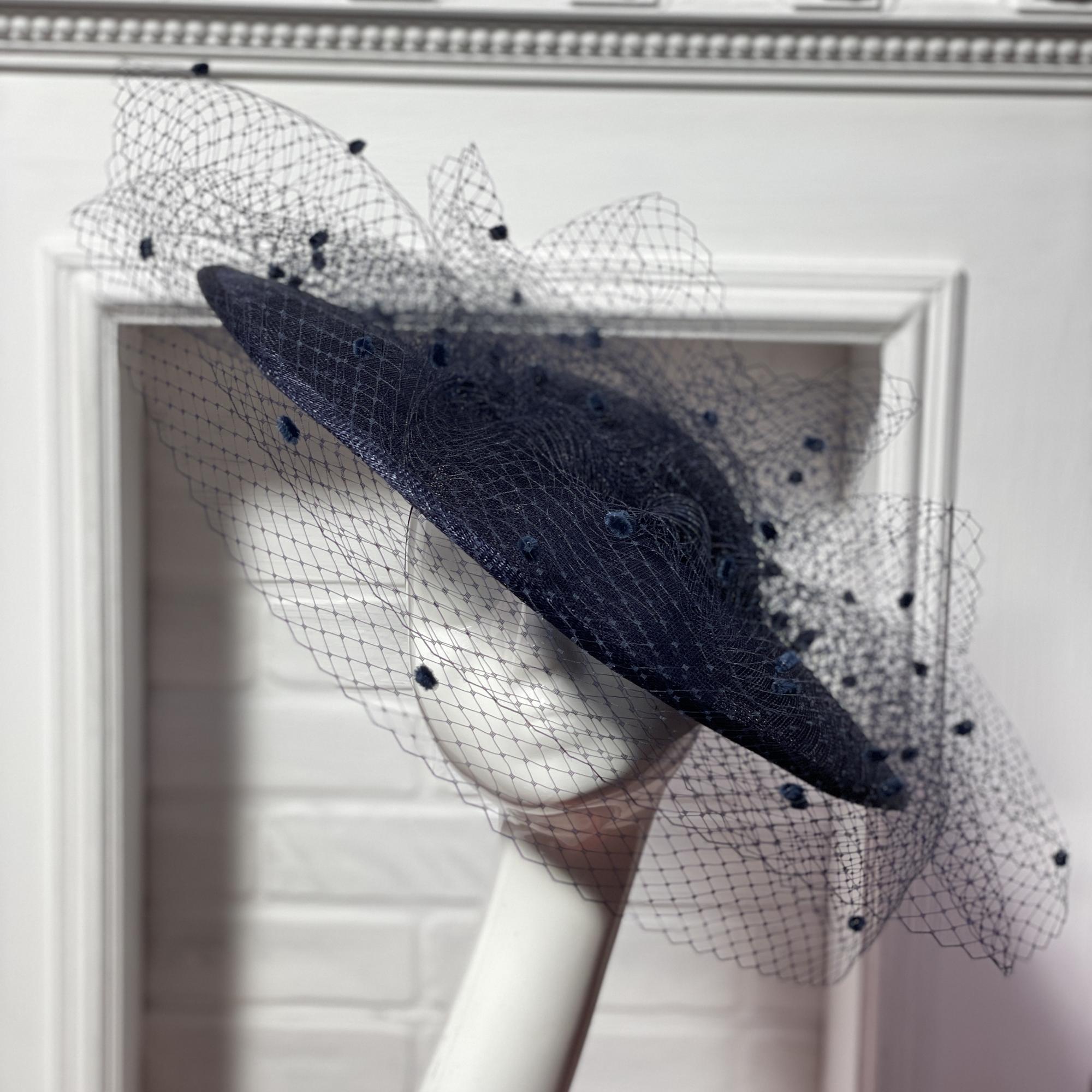 синяя Дизайнерская шляпка из Синамей для приемов и торжеств, Анна андриенко шляпки для скачек, широкополая шляпа с вуалью