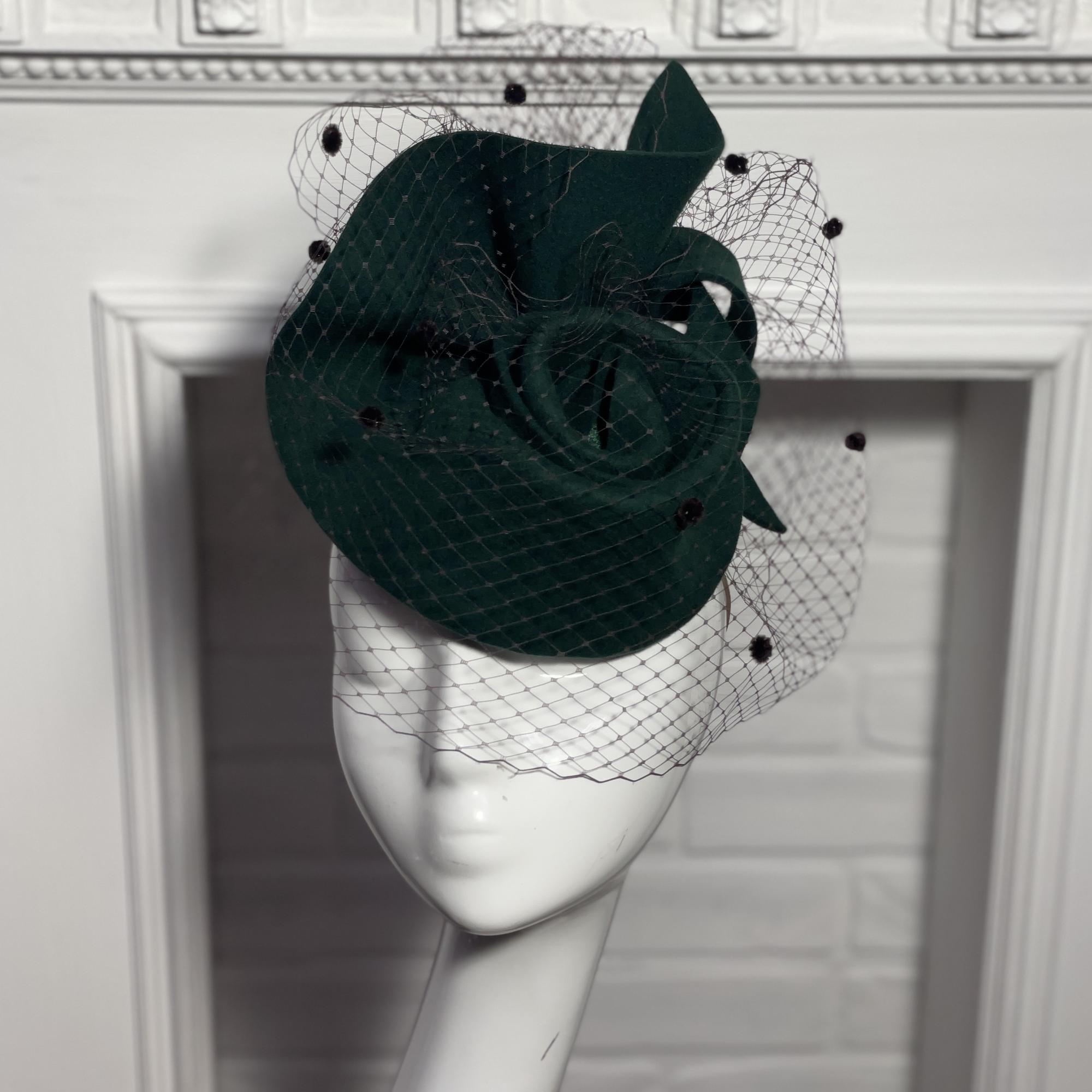 зеленая шляпка из фетра с вуалью, дизайнерские головные уборы Анна Андриенко