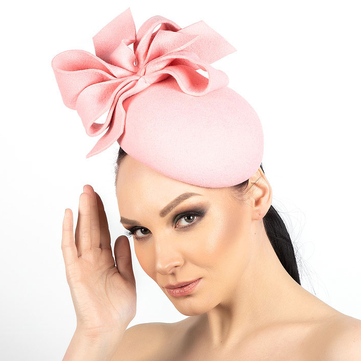 Дизайнерская шляпка таблетка с бантом розовая, шляпки для скачек купить в Москве, головные уборы Анна Андриенко
