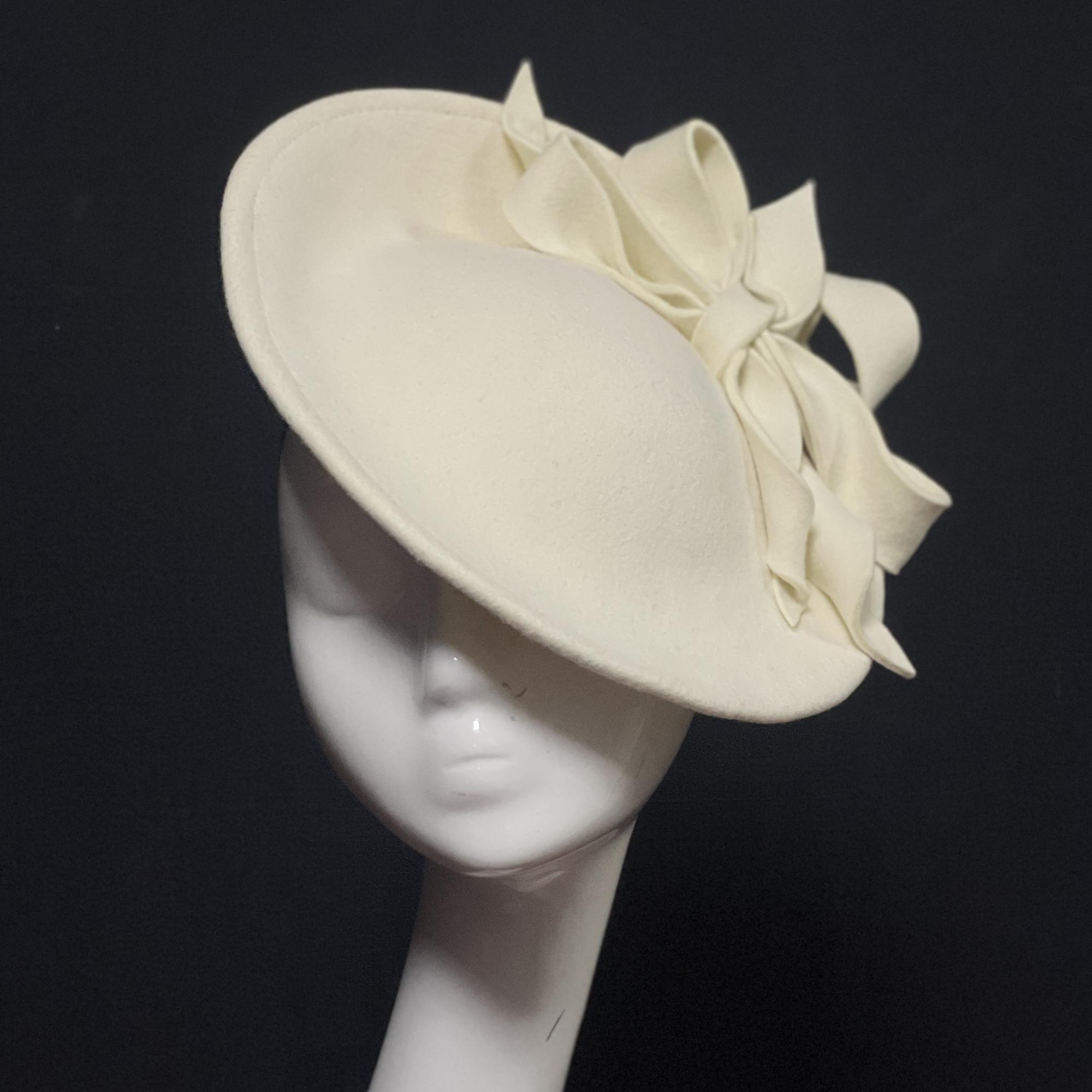 белая ассиметричная шляпка с бантом , фетровая женская шляпка, свадебная шляпка, белая фетровая шляпка, дизайнерский головной убор Анна Андриенко