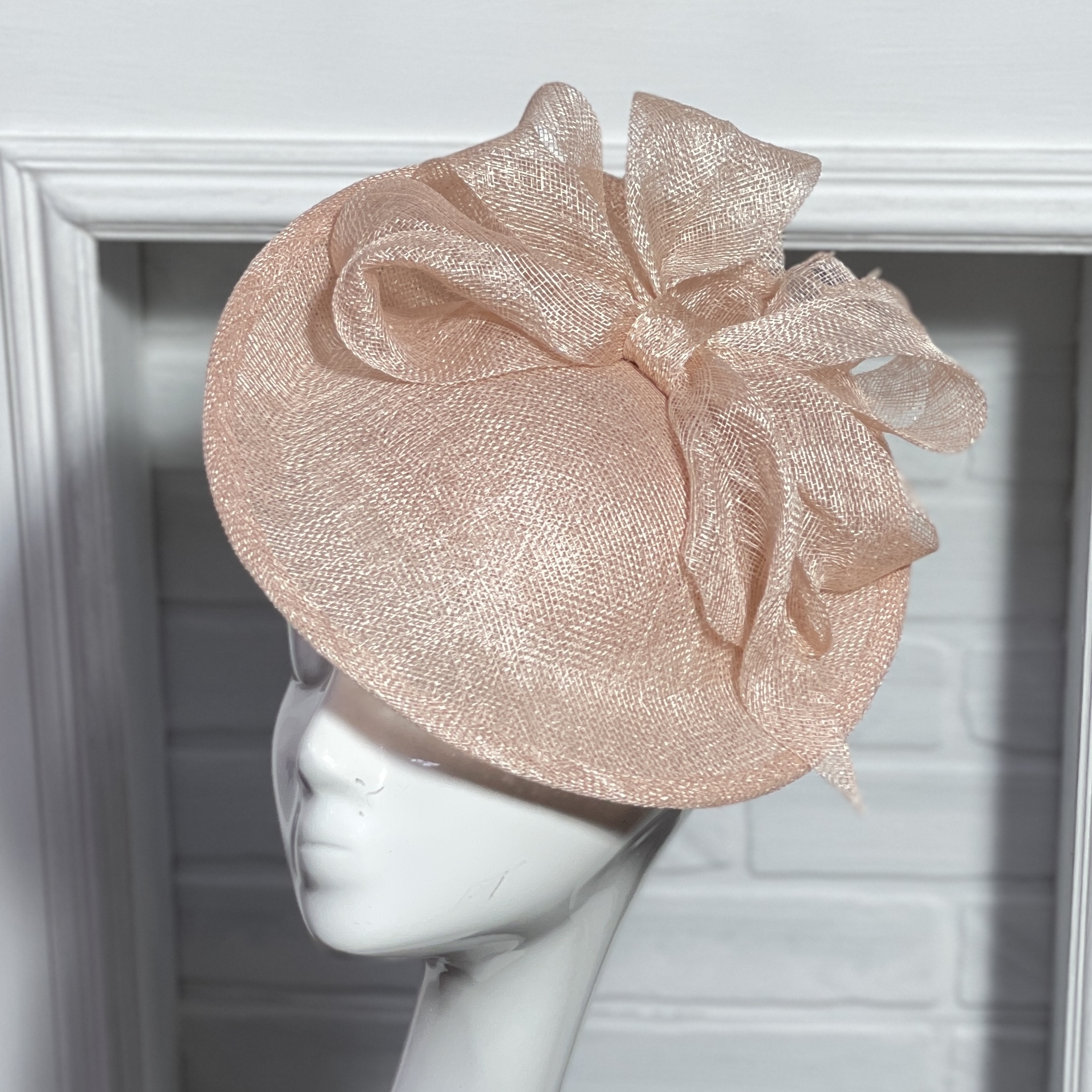 головной убор розовая вечерняя шляпка  для скачек