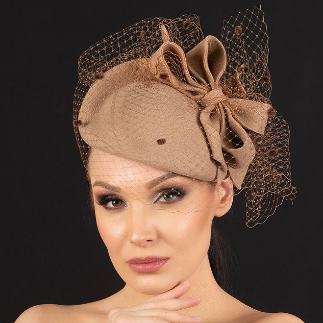 Шляпка таблетка бежевая из фетра с бантом и вуалью, дизайнерские шляпки Анна Андриенко