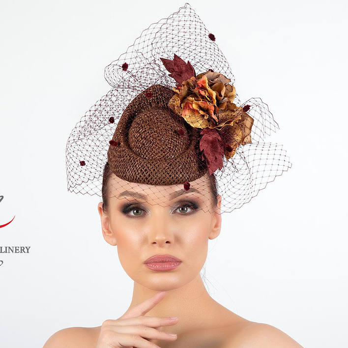 коричневая шляпка таблетка с цветами и вуалью, шляпки для скачек, дизайнерские головные уборы Анна Андриенко