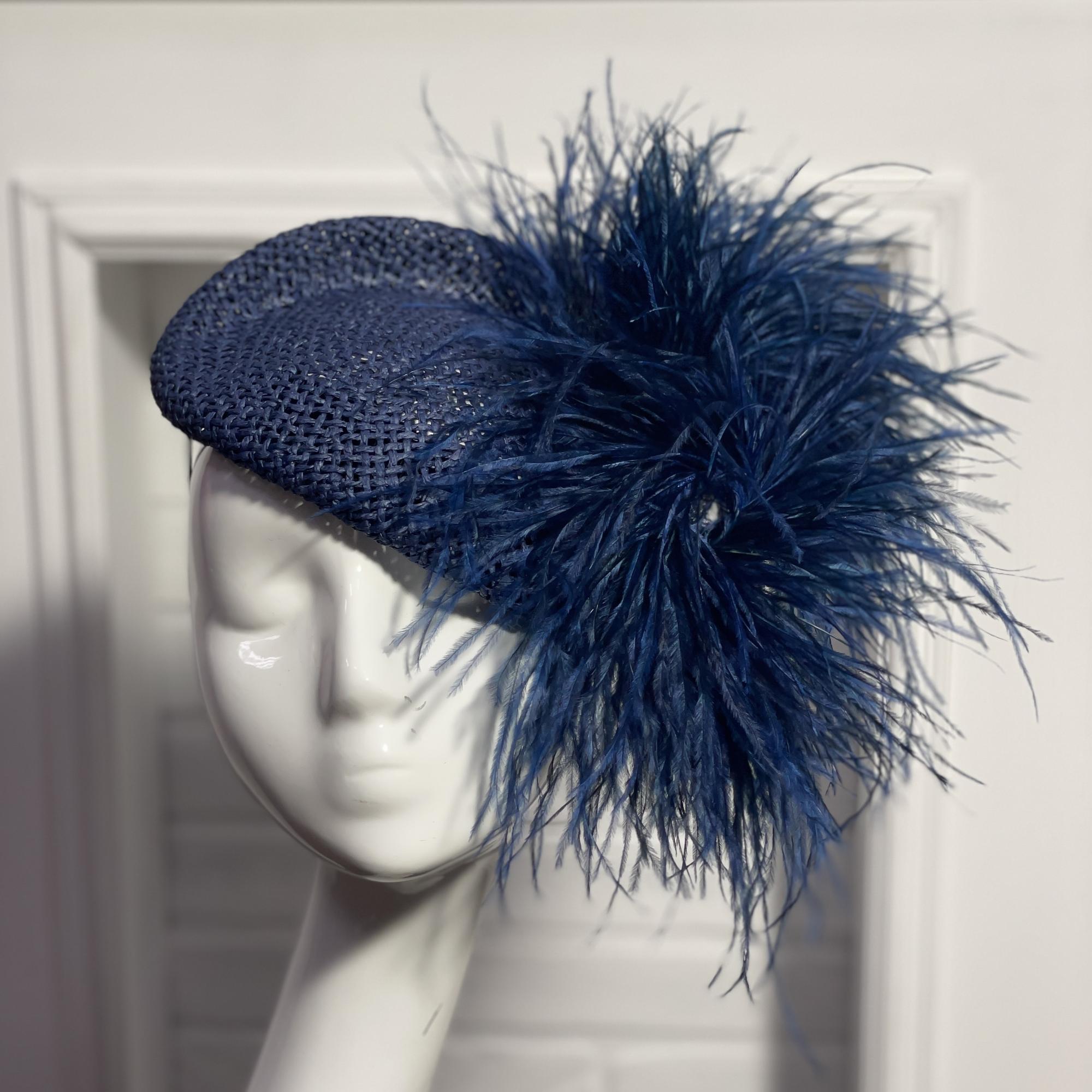 Шляпка таблетка синяя с перьями, дизайнерские шляпки Анна Андриенко, шляпки для скачек