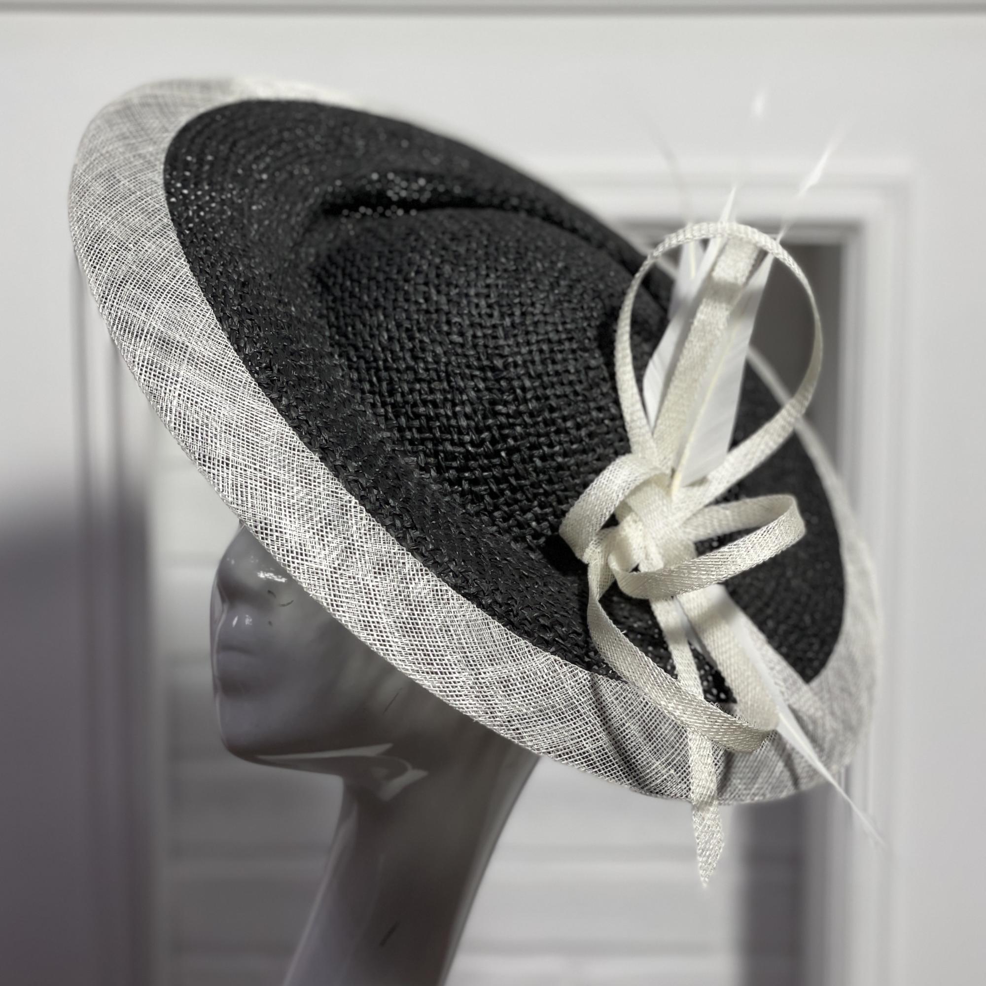 купить шляпку для скачек в москве, шляпки для скачек, шляпки для свадьбы, свадебная шляпка, женская шляпка, белая шляпка, шляпка с перьями, купить шляпку спб, вечерняя шляпка, шляпка для праздника, шляпка для невесты, светская шляпка, дизайнерская шляпка, Анна Андриенко, шляпки для ипподрома