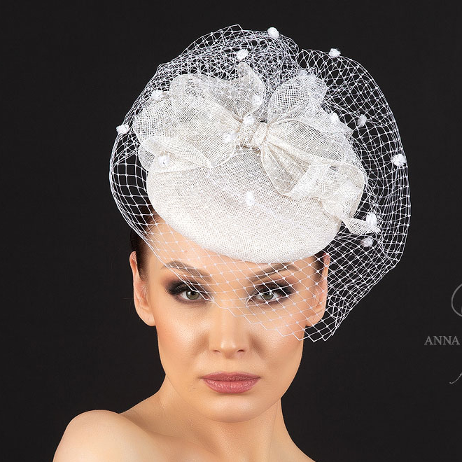 Белая шляпка таблетка с бантом и вуалью из синамей, шляпки для скачек купить в Москве