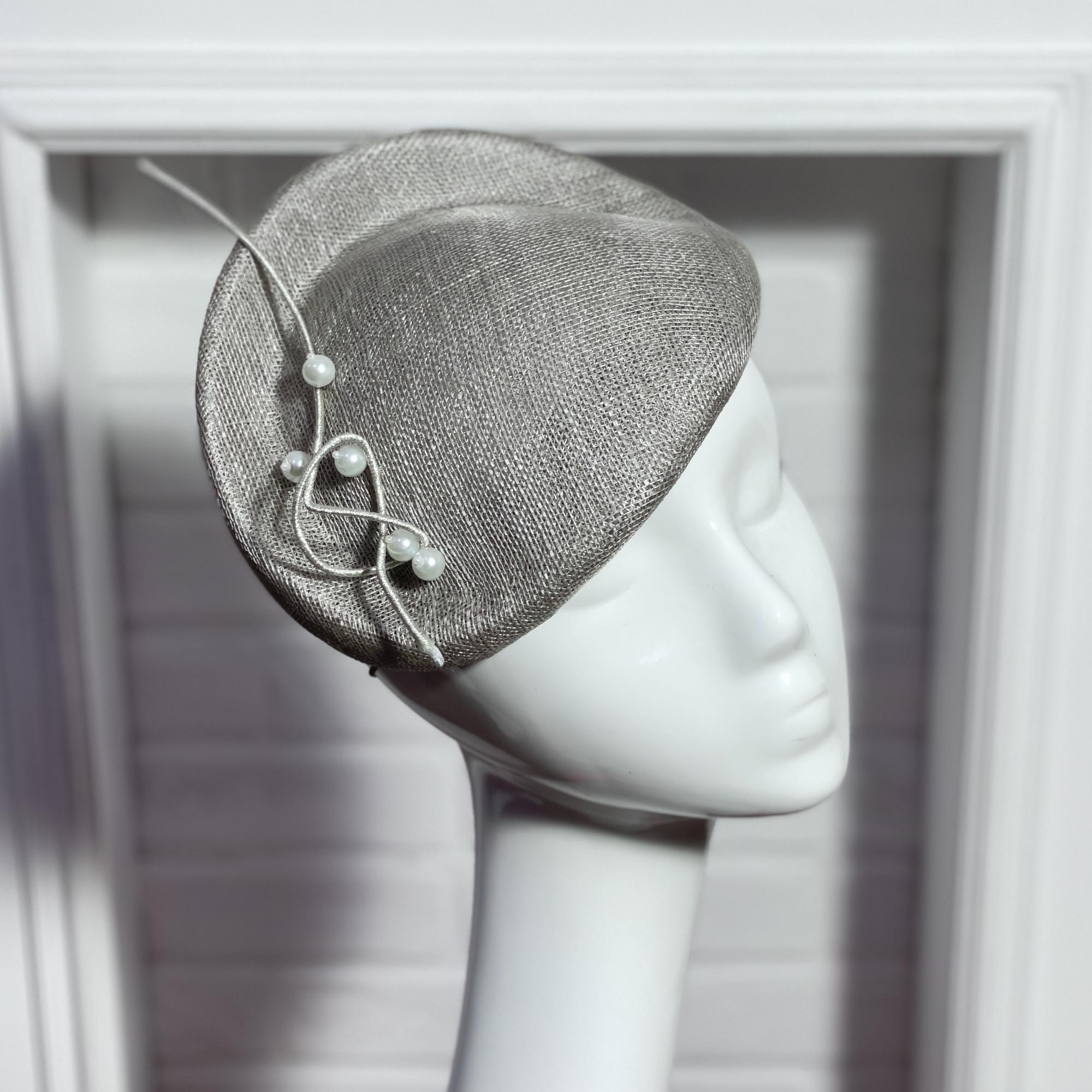 Шляпка таблетка серая, дизайнерские шляпки Анна Андриенко, шляпки для скачек, шляпка из синамей