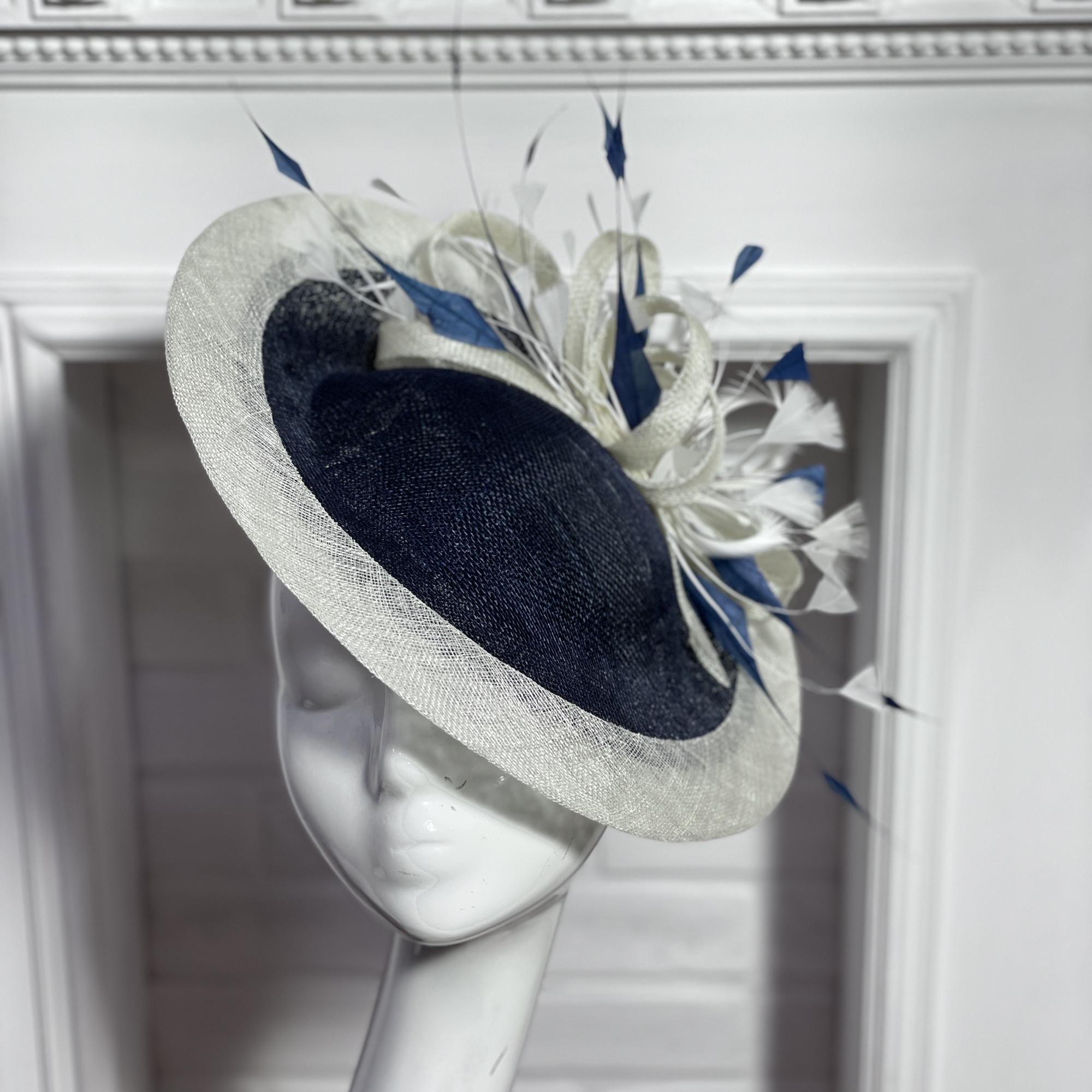 купить шляпку для скачек в москве, шляпки для скачек, шляпки для свадьбы, женская шляпка, синяя шляпка, шляпка с перьями, купить шляпку спб, вечерняя шляпка, шляпка для праздника,  светская шляпка, дизайнерская шляпка, Анна Андриенко, шляпки для ипподрома