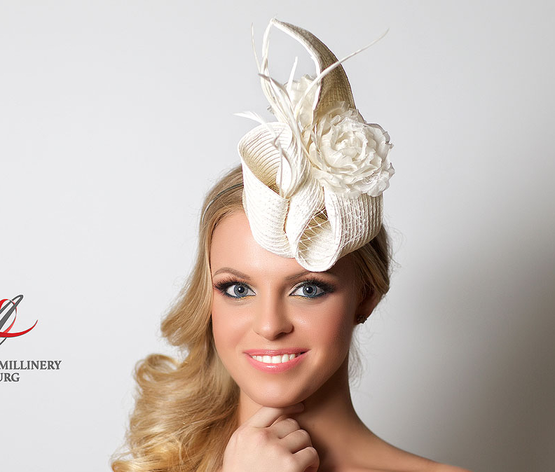 белый, Анна Андриенко, головной убор, Anna Andrienko, hat, hats, millinery, шляпка, вуалетка, белая шляпка, белая вуалетка, шляпка цветок, вуалетка цветок, белый цветок, шлпка с вуалью, шляпка с перьями, вуалетка с перьями, вечерняя шляпка, вечерняя вуалетка, шляпка для скачек, шляпка для праздника, шляпка для вечера, шляпка для фотосессии, дизайнерская шляпка, купить шляпку спб, купить шляпку, купить шляпку москва, свадебная шляпка, шляпка для невесты, необычная шляпка, шляпка для свадьбы
