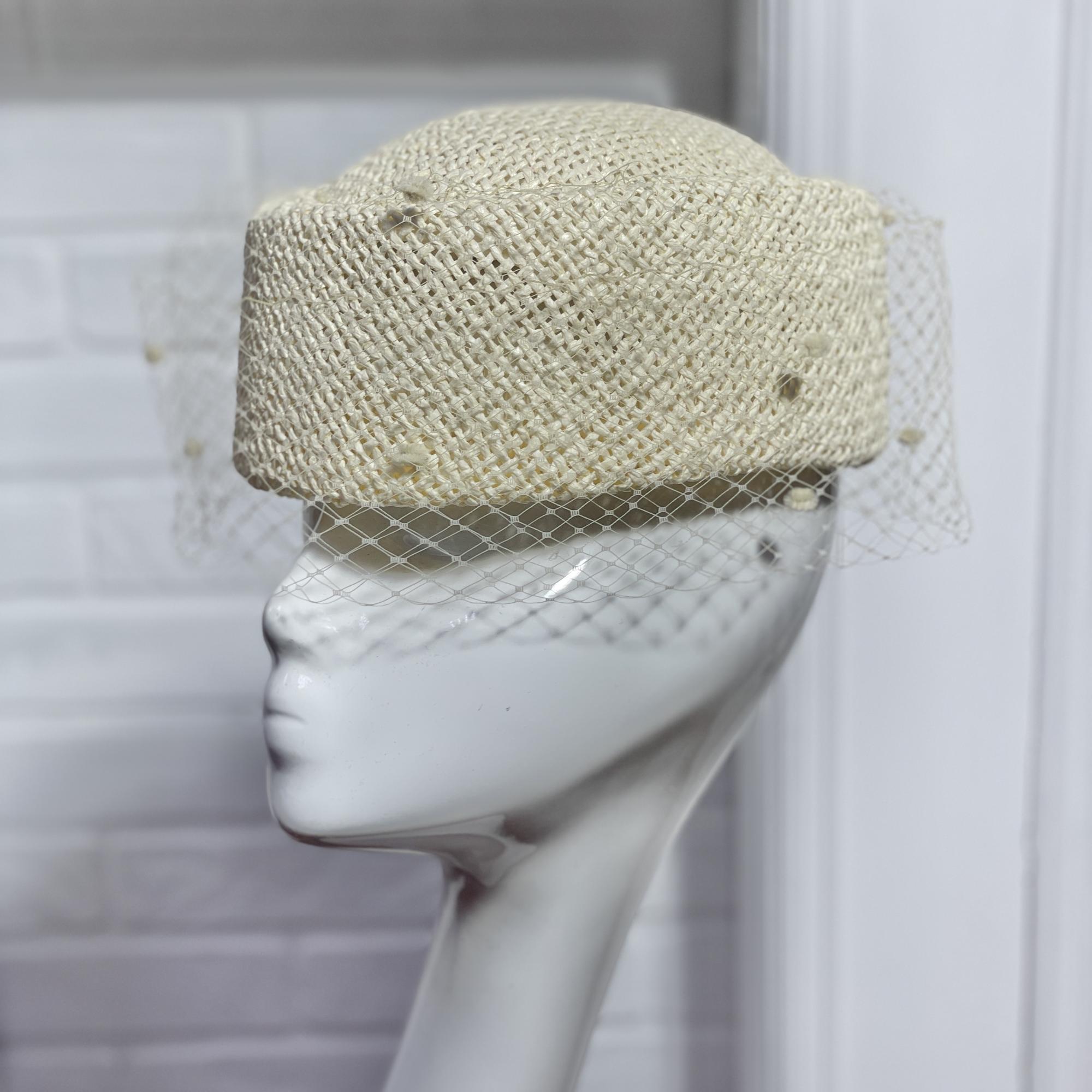 Летняя Шляпка таблетка из тойо  с вуалью, дизайнерские шляпы Анна Андриенко