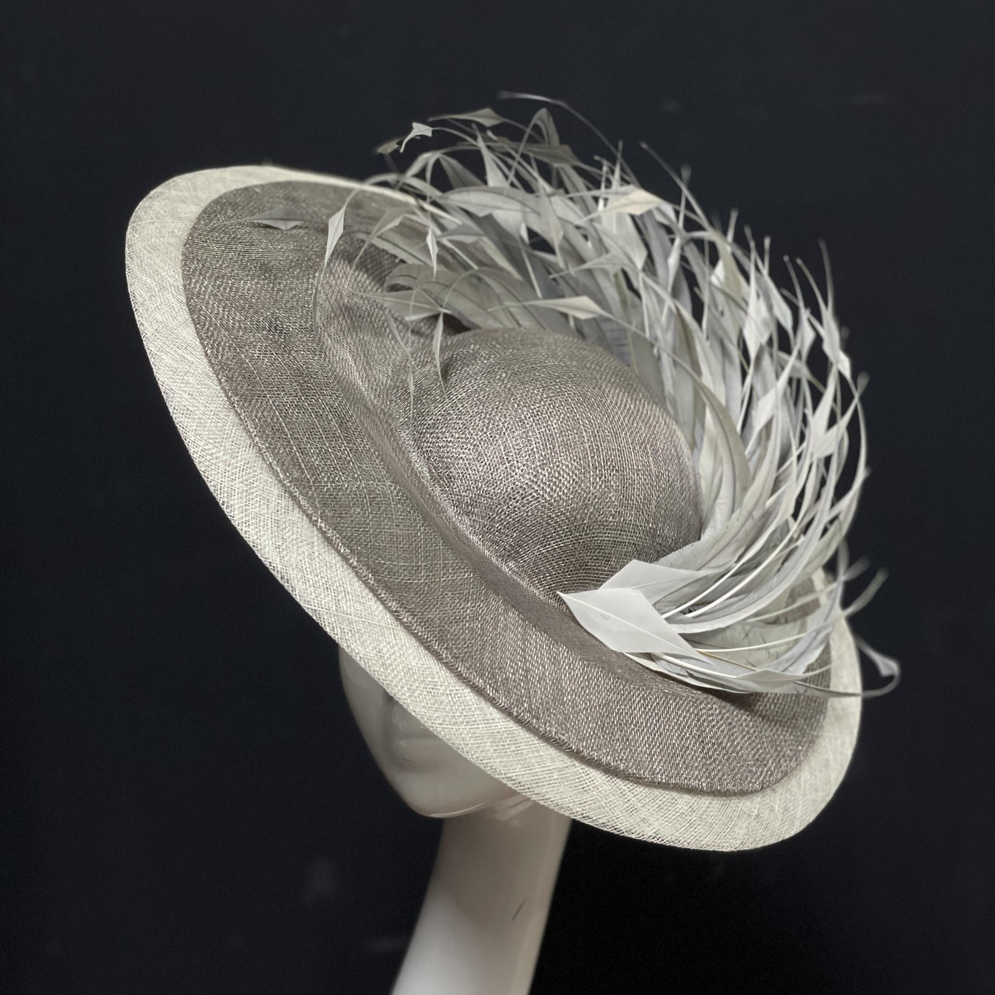 купить шляпку для скачек в москве, шляпки для скачек, шляпки для свадьбы, свадебная шляпка, женская шляпка, серая шляпка, шляпка с перьями, купить шляпку спб, вечерняя шляпка, шляпка для праздника, шляпка для невесты, светская шляпка, дизайнерская шляпка, Анна Андриенко, шляпки для ипподрома