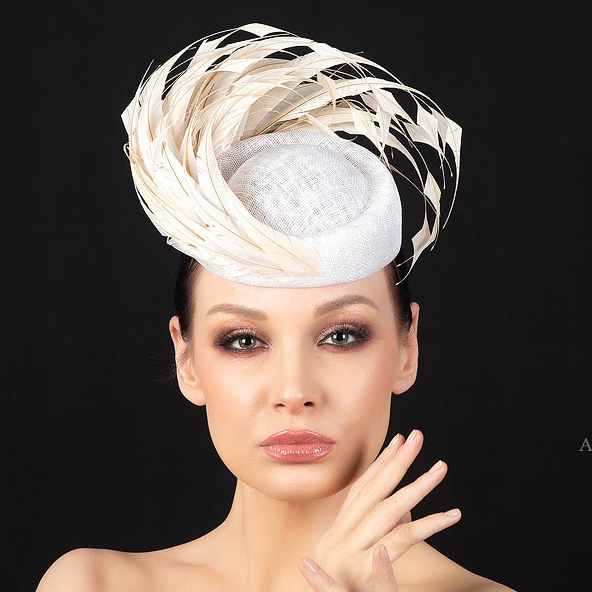 Вечерняя шляпка таблетка с перьями для скачек, дизайнерские головные уборы купить Москва, свадебная шляпка, белая шляпка таблетка