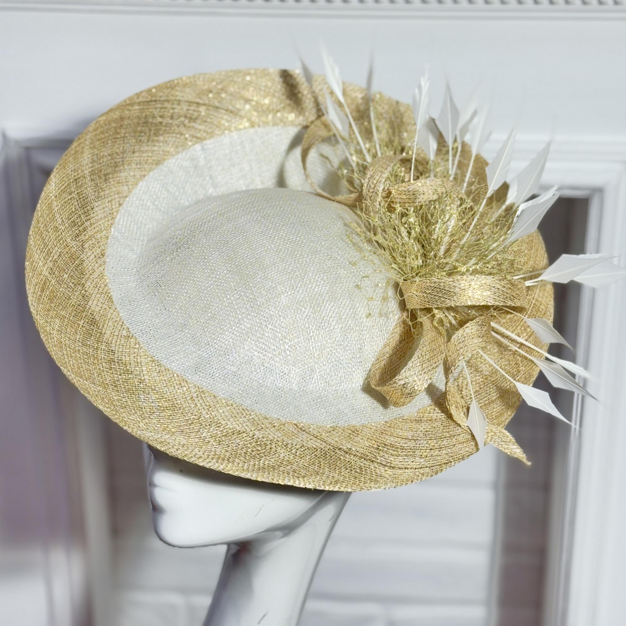 купить шляпку для скачек в москве, шляпки для скачек, шляпки для свадьбы, свадебная шляпка, женская шляпка, белая шляпка, шляпка с перьями, купить шляпку спб, вечерняя шляпка, шляпка для праздника, шляпка для невесты, светская шляпка, дизайнерская шляпка, Анна Андриенко, шляпки для ипподрома