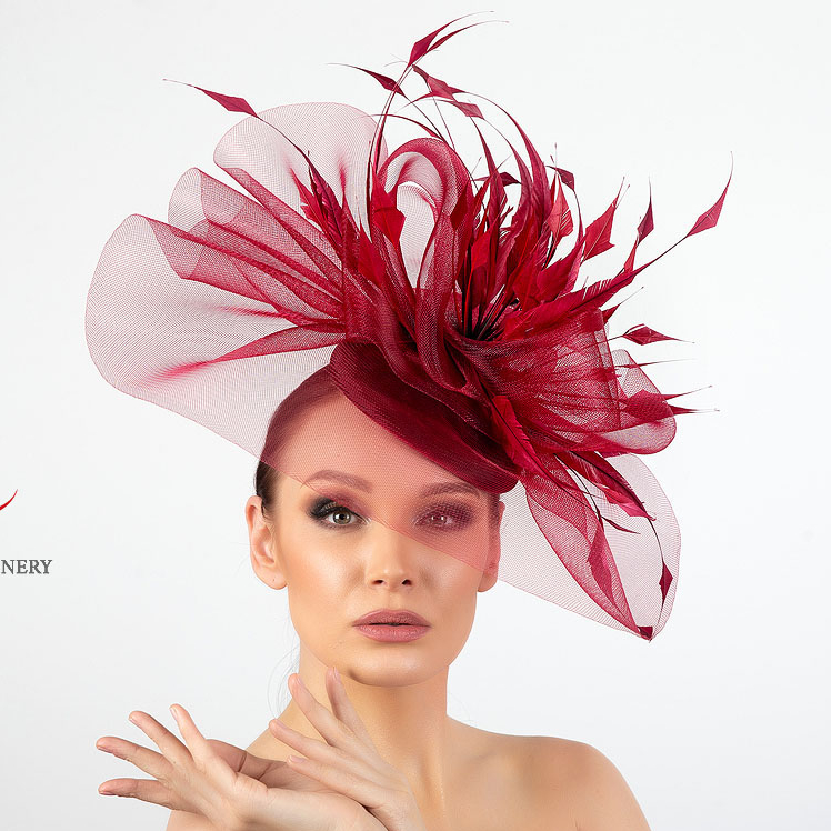 Вечерняя женская бордовая шляпка с перьями, купить шляпки для скачек в Москве, дизайнерские головные уборы Анна Андриенко СПб