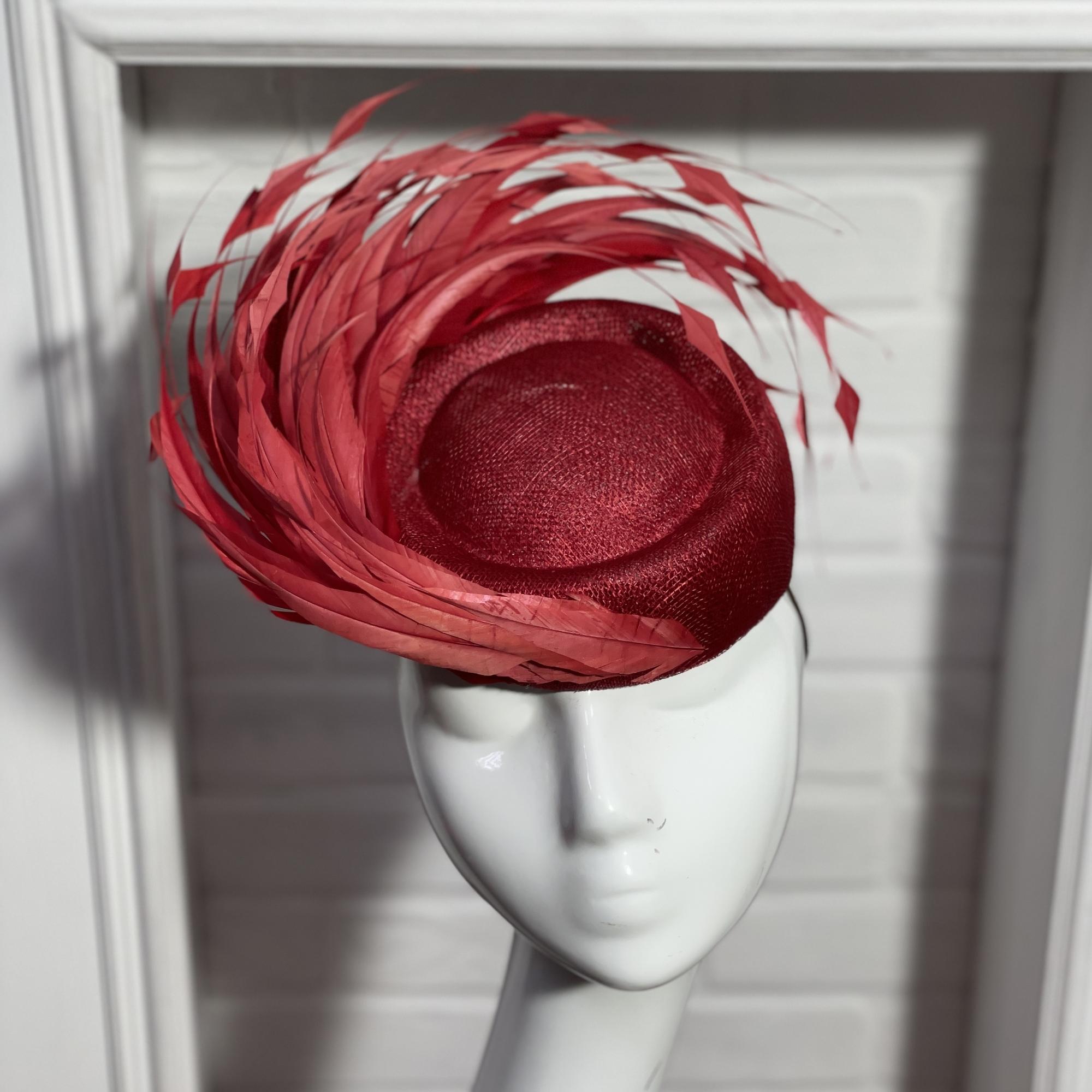 Вечерняя шляпка таблетка с перьями для скачек, дизайнерские головные уборы купить Москва, свадебная шляпка, красная шляпка таблетка