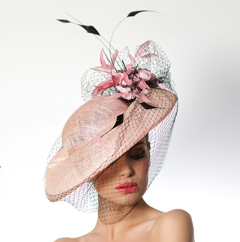 шляпка, вечерняя шляпка, шляпа, вечерняя шляпа, Анна Андриенко, ручная работа, синамей, котельная шляпка, шляпа для скачек, шляпка для скачек, дизайнерская шляпка, черная шляпка, шляпа для вечера, вечерняя шляпа, шляпка для скачек, коктейльная шляпка, шляпка для праздника, черная шляпа, черная шляпка, головной убор, черная шляпка, шляпа с вуалью, шляпа с перьями, черная шляпа, лиловая шляпа, розовая шляпа