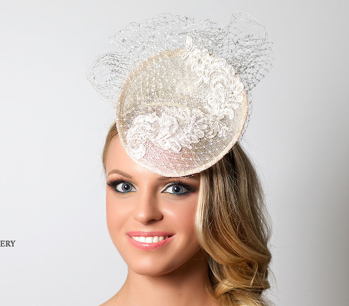 шляпка, вечерняя шляпка, шляпка таблетка, перья, шляпка с вуалью, вуалетка, шляпка с перьями, ручная работа, шляпка для скачек, котельная шляпка, шляпка для праздника, черная шляпка, синяя шляпка, головной убор, шляпка с цветами, шляпка с розами, шелковые цветы, цветы ручной работы, свадебная шляпка, шляпка для невесты, белая шляпка, свадебная вуалетка