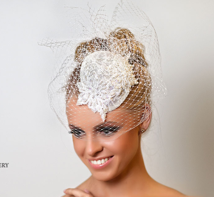 шляпка, вечерняя шляпка, шляпка таблетка, перья, шляпка с вуалью, вуалетка, шляпка с перьями, ручная работа, шляпка для скачек, котельная шляпка, шляпка для праздника, черная шляпка, синяя шляпка, головной убор, шляпка с цветами, шляпка с розами, шелковые цветы, цветы ручной работы, свадебная шляпка, шляпка для невесты, белая шляпка, свадебная вуалетка