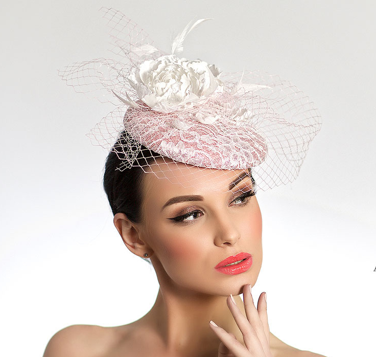 шляпка, вечерняя шляпка, шляпка таблетка, перья, шляпка с вуалью, вуалетка, шляпка с перьями, ручная работа, шляпка для скачек, котельная шляпка, шляпка для праздника, черная шляпка, синяя шляпка, головной убор, шляпка с цветами, шляпка с розами, шелковые цветы, цветы ручной работы, свадебная шляпка, шляпка для невесты, белая шляпка, свадебная вуалетка, шляпка для скачек, шляпка в виде крыльев, крылья, белые крылья, розовая шляпка