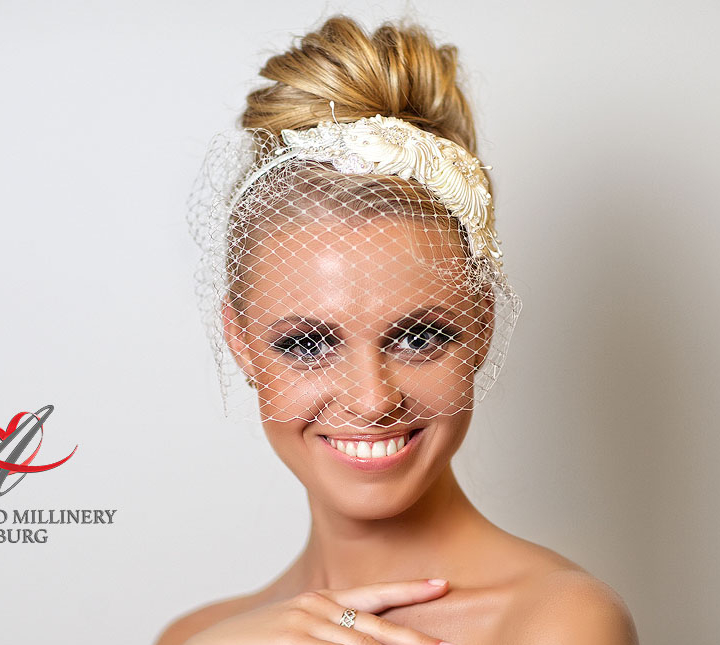 шляпка, вечерняя шляпка, шляпка таблетка, перья, шляпка с вуалью, вуалетка, шляпка с перьями, ручная работа, шляпка для скачек, котельная шляпка, шляпка для праздника, черная шляпка, синяя шляпка, головной убор, шляпка с цветами, шляпка с розами, шелковые цветы, цветы ручной работы, свадебная шляпка, шляпка для невесты, белая шляпка, свадебная вуалетка