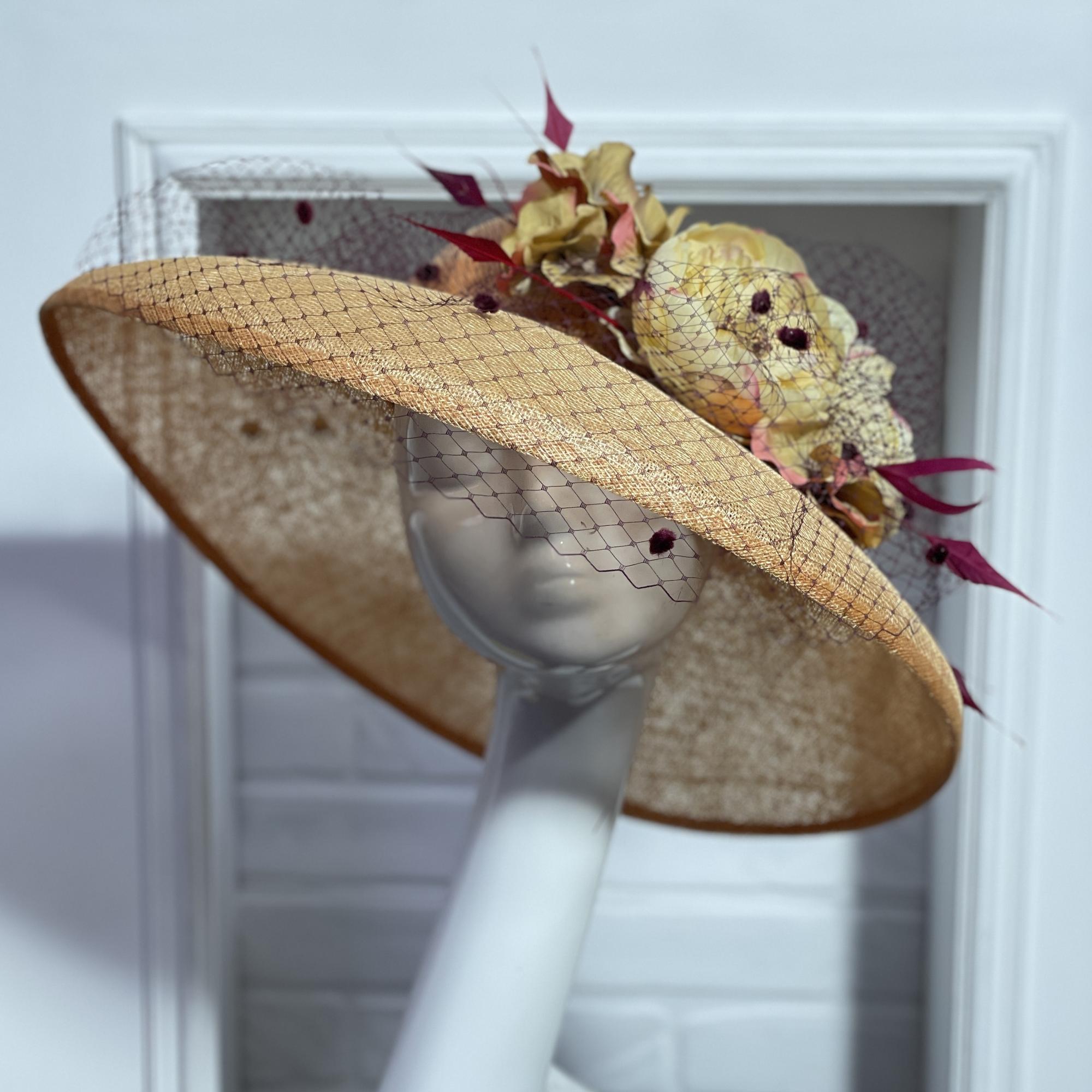 купить бежевую шляпу для скачек, широкополая шляпа, свадебная шляпа, шляпа для свадьбы, шляпа для невесты, черно-белая шляпа, шляпа с круглой тульей, шляпа с большими полями, летняя шляпа, шляпа для лета, шляпа для пляжа, светская шляпа, дизайнерская шляпа, Анна Андриенко, шляпа с большими полями, шляпа для скачек, вечерняя шляпа, шляпа для праздника, шляпа для фотосессии