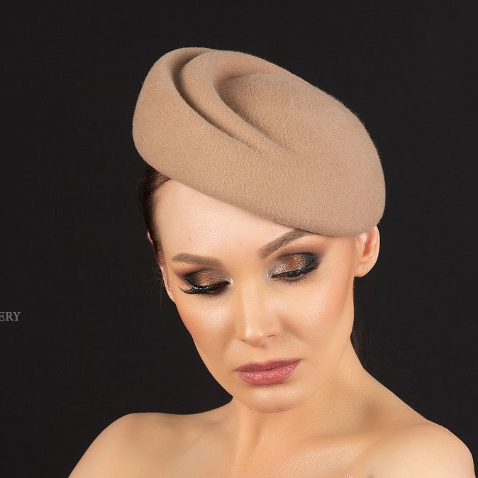 Шляпка таблетка бежевая из фетра, дизайнерские шляпки Анна Андриенко
