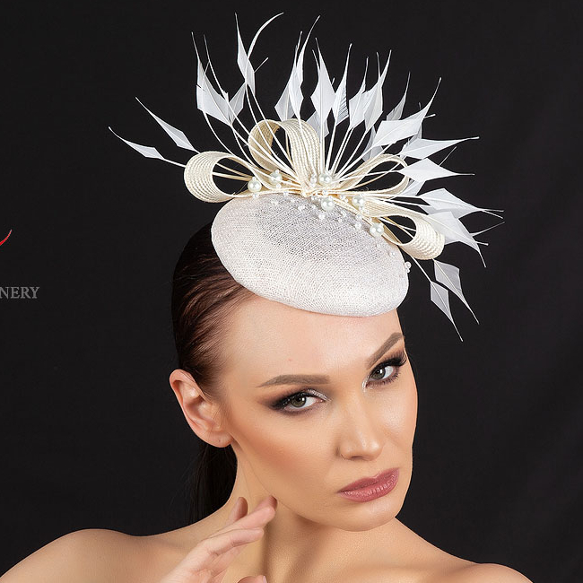 Вечерняя шляпка таблетка с перьями для скачек, дизайнерские головные уборы купить Москва, свадебная шляпка, белая шляпка таблетка