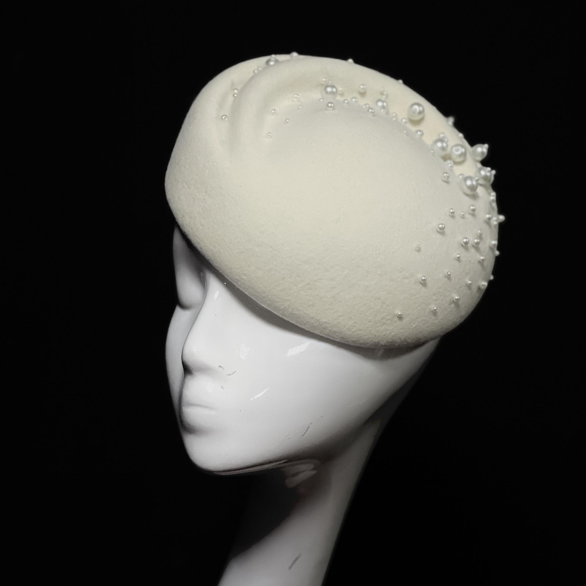 Шляпка таблетка белая из фетра, дизайнерские шляпки Анна Андриенко, свадебная шляпка