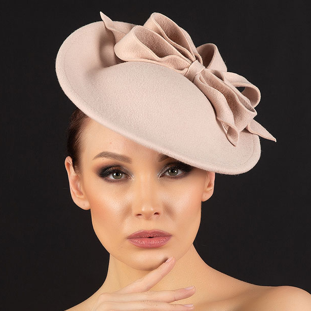 Кремовая ассиметричная шляпка с бантом , фетровая женская шляпка, свадебная шляпка, кремовая фетровая шляпка, дизайнерский головной убор Анна Андриенко, купить шляпку в Москве